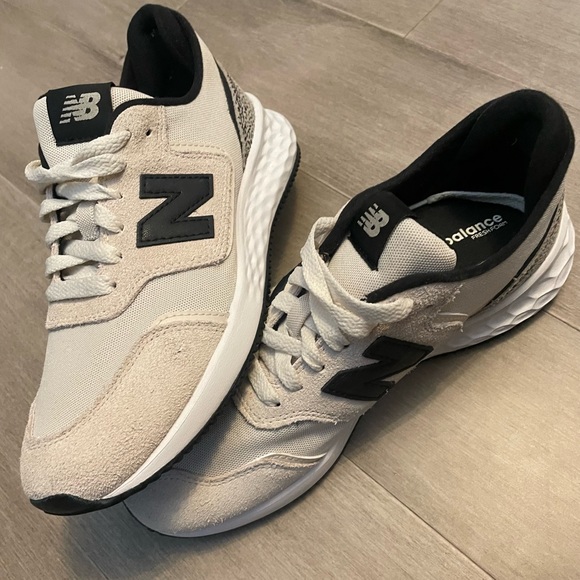Women’s New Balance Shoe - Picture 1 of 3